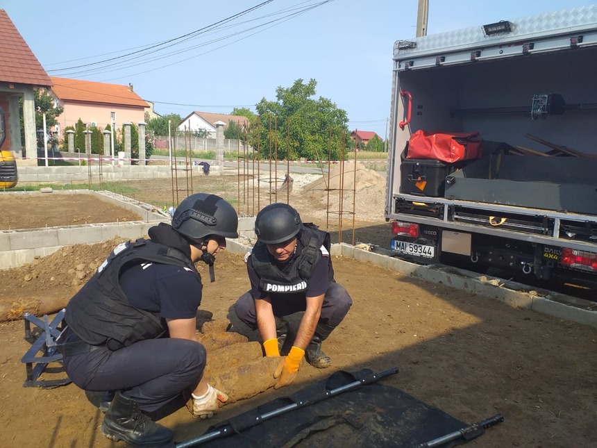 Bihor: Peste 40 de proiectile au fost descoperite în timpul săpăturilor pentru canalizare, în localitatea Biharia. Din cauza riscului ridicat de explozie, unii dintre localnici au fost evacuaţi - FOTO