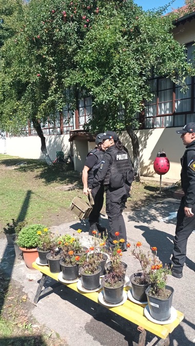UPDATE - Argeş: Grădiniţă evacuată, după ce în subsolul clădirii a fost descoperit un proiectil/ Proiectilul, fără focos, provenind din Al Doilea Război Mondial, a fost ridicat de pirotehnişti - FOTO