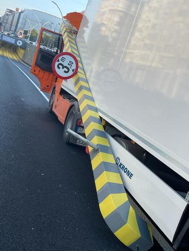 Şofer turc, amendat de poliţişti după ce a vrut să intre cu TIR-ul în Pasajul Unirii din Capitală, fără a respecta limita de înălţime, şi a rupt poarta metalică montată înainte de intrarea în pasaj