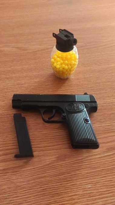 Gorj: Un elev de 16 ani a tras cu un pistol cu bile într-o fată, în sala de clasă/ Adolescenta nu a fost rănită