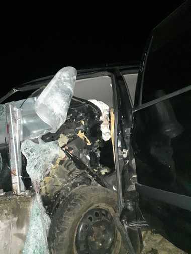 Doi tineri au murit, iar două adolescente au fost transportate la spital, după ce autoturismul în care se aflau a intrat într-un cap de pod, în judeţul Sălaj