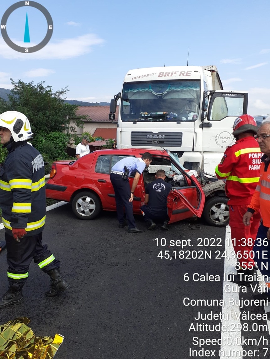 Vâlcea: Două persoane au murit, după ce autoturismul în care se aflau a intrat sub un TIR, pe Valea Oltului - FOTO
