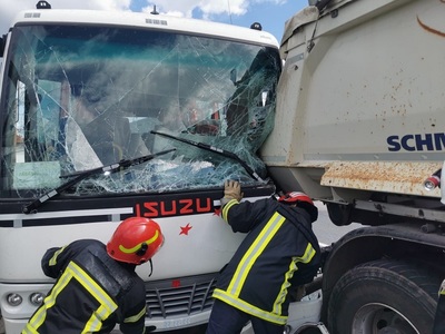 Trafic oprit pe DN 1 Cluj-Napoca – Oradea, la ieşire din localitatea Huedin, din cauza unui accident în care au fost implicate trei autoturisme şi un autotren