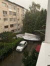 Bacău: Acoperiş smuls de rafale. Meteorologii au emis trei avertizări nowcasting Cod portocaliu, sâmbătă seară, pentru zeci de localităţi din judeţ