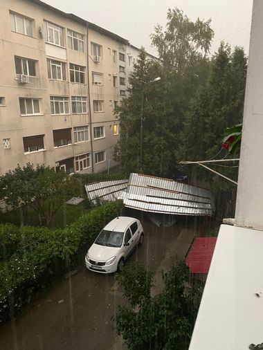 Bacău: Acoperiş smuls de rafale. Meteorologii au emis trei avertizări nowcasting Cod portocaliu, sâmbătă seară, pentru zeci de localităţi din judeţ