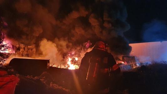 UPDATE Incendiul produs la un depozit în localitatea Pantelimon a fost localizat. Pompierii au intervenit cu 18 autospeciale de stingere - FOTO