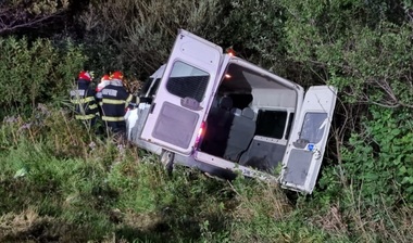 UPDATE Braşov: Microbuz în care se aflau şase copii, răsturnat într-un şanţ / Aceştia au fost transportaţi la spital, pentru investigaţii