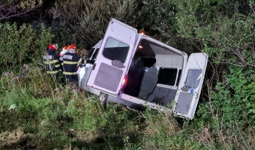 UPDATE Braşov: Microbuz în care se aflau şase copii, răsturnat într-un şanţ / Aceştia au fost transportaţi la spital, pentru investigaţii