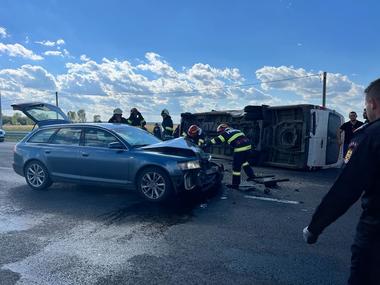 UPDATE - Plan Roşu de Intervenţie în Satu Mare, după un accident în care au fost implicate un autoturism şi un microbuz de transport persoane / 8 persoane au fost rănite / Microbuzul s-a răsturnat  - FOTO