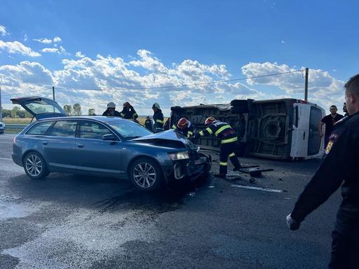 UPDATE - Plan Roşu de Intervenţie în Satu Mare, după un accident în care au fost implicate un autoturism şi un microbuz de transport persoane / 8 persoane au fost rănite / Microbuzul s-a răsturnat  - FOTO
