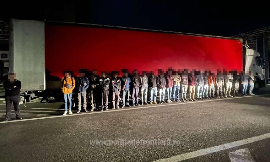 Arad: Peste 20 de migranţi, găsiţi de poliţiştii de frontieră ascunşi în TIR-uri care transportau profile de aluminiu şi metal