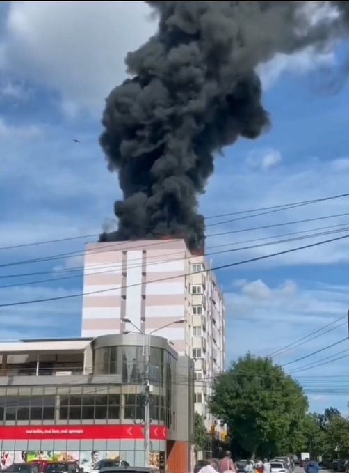 UPDATE - Timişoara: Incendiu puternic la un bloc de locuinţe, în apropierea Stadionului ”Dan Păltinişanu”/ 38 de persoane au fost evacuate/ A fost emis mesaj Ro-Alert din cauza fumului dens - FOTO