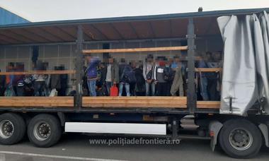 Aproape 100 de migranţi, depistaţi încercând să treacă ilegal graniţa României, ascunşi în TIR-uri