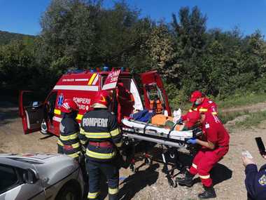 Vaslui: Un bărbat de 25 de ani a căzut cu scuterul într-o râpă adâncă de nouă metri / A stat acolo toată toaptea, fiind scos miercuri de pompieri şi dus la spital  