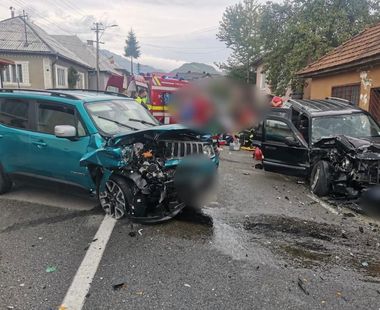 UPDATE - Accident cu victime multiple în judeţul Bistriţa-Năsăud / 9 persoane, între care 7 copii, au fost rănite / Implicate două vehicule de teren / Unul dintre şoferi, alcoolemie de 1,19 la mie