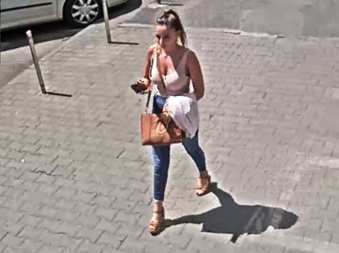 Femeie care ar fi luat 21.800 de lei rămaşi într-un bancomat din Târgu Mureş, căutată de poliţişti/ Aceştia cer sprijinul populaţiei pentru a o identifica - FOTO