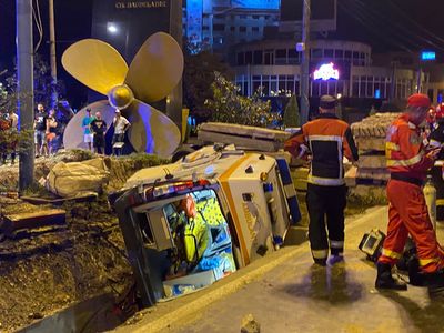 O ambulanţă s-a răsturnat într-un şanţ din municipiul Constanţa, într-o zonă unde au loc lucrări de reabilitare/ Patru persoane, printre care şi un copil, au fost rănite şi duse la spital