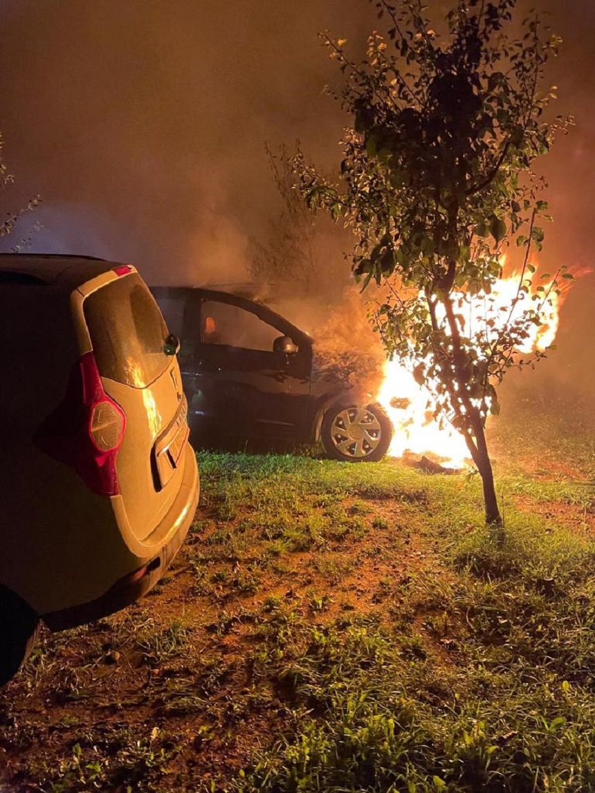 UPDATE - Mai multe autoturisme şi un microbuz parcate pe o stradă din Bacău au ars / Vehiculele, parcate curtea Direcţiei Generale de Asistenţă Socială şi Protecţia Copilului / Dosar penal pentru distrugere prin incendiere - FOTO