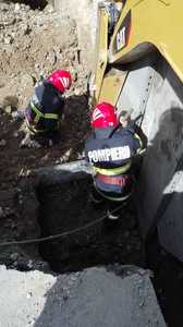 UPDATE - Constanţa: Mal de pământ, căzut peste un muncitor care lucra la reţeaua de canalizare din Agigea / Bărbatul a fost dezgropat până la brâu