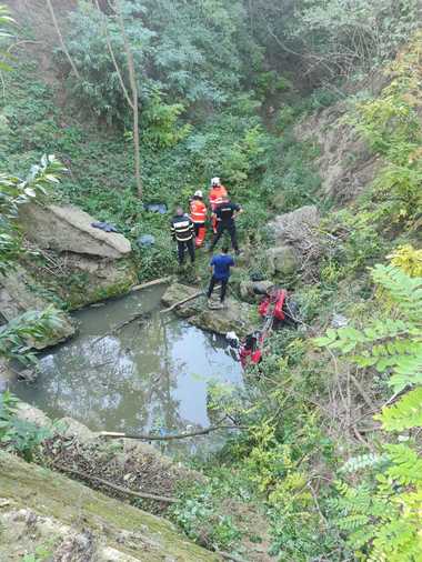 Iaşi: Femeie de 50 de ani, salvată de pompieri după ce a căzut cu ATV-ul într-o râpă adâncă de 10 metri - FOTO