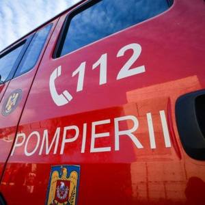 UPDATE - Arad: Incendiu la un cuptor de uscare al unei fabrici/ Pompierii intervin cu 6 autospeciale/ Incendiul a fost stins