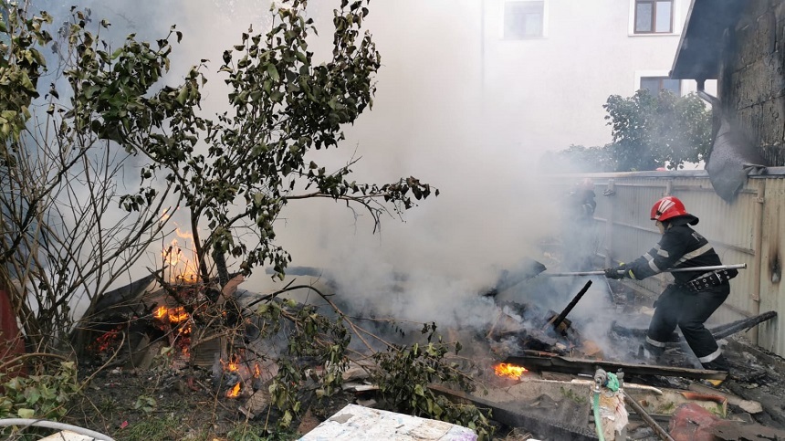Incendiu puternic într-o gospodărie din Botoşani după ce un copil s-ar fi jucat cu focul/ Un bărbat de 82 de ani a suferit un atac de panică 
