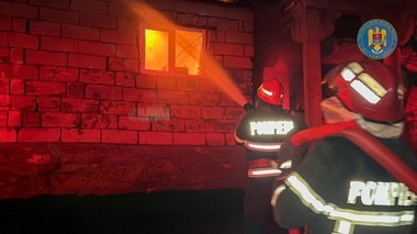 Mai multe locuinţe din Babadag au fost distruse într-un incendiu/ Nu au fost persoane rănite/ Focul ar fi fost pus intenţionat - FOTO

