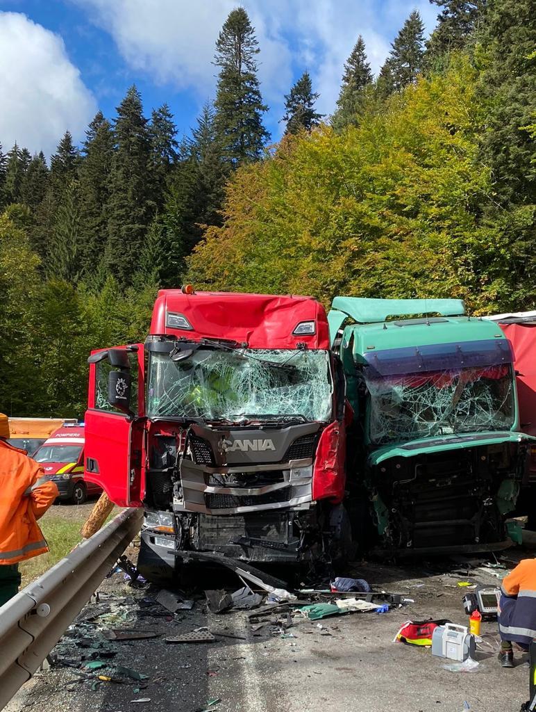 Două TIR-uri s-au ciocnit în judeţul Neamţ/ Unul dintre şoferi a murit, după ce a fost aruncat din cabină în urma impactului 