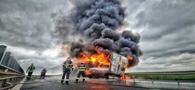 UPDATE - Un TIR încărcat cu mase plastice a luat foc pe autostrada A1 Arad-Timişoara/ Traficul a fost deviat/ Circulaţia a revenit la normal - FOTO
