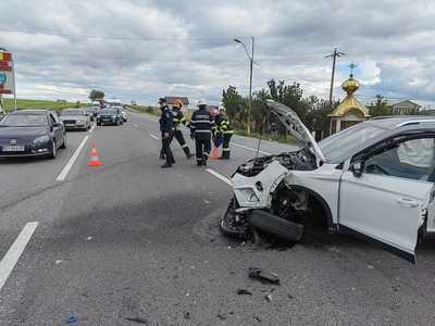 Iaşi: Doi poliţişti au fost răniţi, după ce autospeciala cu care se deplasau la o misiune s-a ciocnit de un autoturism