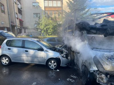 Opt autoturisme, avariate în urma unui incendiu, la Braşov/ Cinci dintre maşini au fost afectate de flăcări - FOTO