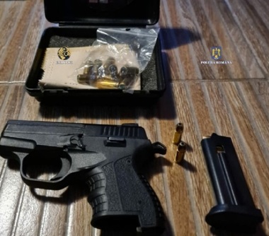 Mureş -  Peste 10 kilograme de cannabis, peste 14.000 de euro, pistoale, cuţite, ridicate în urma a 13 percheziţii la traficanţi de droguri - FOTO