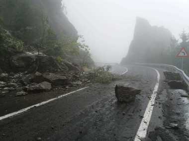 UPDATE - Trafic restricţionat pe DN 7C - Transfăgărăşan, din cauza unor căderi de pietre, între Bâlea Cascadă şi Bâlea Lac/ Circulaţia a fost reluată, dar în zonă este ceaţă şi ninge - FOTO, VIDEO