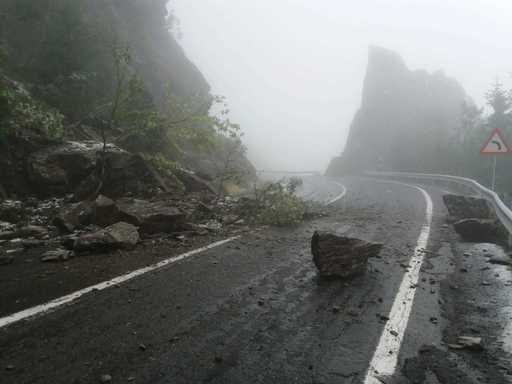 UPDATE - Trafic restricţionat pe DN 7C - Transfăgărăşan, din cauza unor căderi de pietre, între Bâlea Cascadă şi Bâlea Lac/ Circulaţia a fost reluată, dar în zonă este ceaţă şi ninge - FOTO, VIDEO
