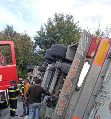 Vâlcea: Camion încărcat cu oi, răsturnat pe DN 67 / Mai multe animale au murit, fiind solicitată intervenţia DSVSA