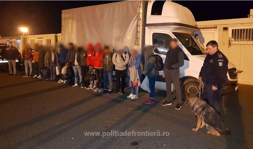Arad: 72 de migranţi ascunşi în TIR-uri, prinşi când încercau să iasă ilegal din România, spre Ungaria