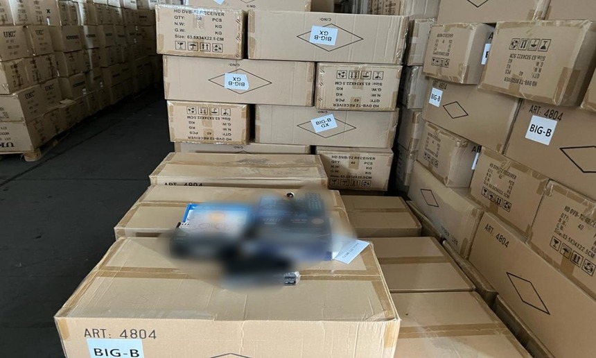 Bunuri contrafăcute în valoare de peste opt milioane de lei, descoperite în două containere sosite din China în Portul Constanţa