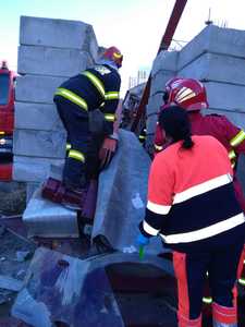 UPDATE - Dâmboviţa: Intervenţie a pompierilor pentru descarcerarea unui bărbat prins sub o macara/ Victima a fost scoasă conştientă şi predată echipajului de Ambulanţă