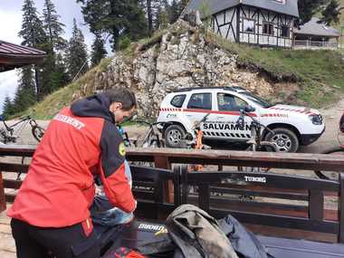 Două persoane, rănite în Postăvaru / Un rănit, transportat la spital cu răni la nivelul umărului


