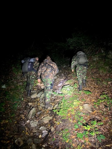 Poliţia de Frontieră, despre salvarea celor doi tineri ucraineni în zona montană din Maramureş: Cei doi erau epuizaţi, aveau dureri de picioare şi nu se puteau deplasa / Mama tinerilor a avut nevoie de îngrijiri 