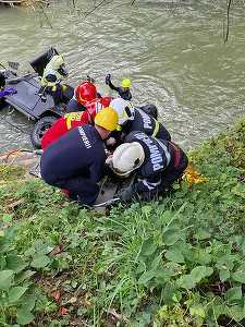 Bistriţa-Năsăud: O maşină a căzut în râul Bistriţa, două persoane fiind decedate 