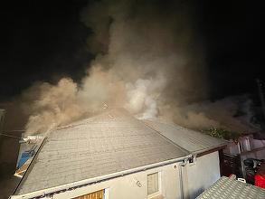 UPDATE - Incendiu la patru case din Sectorul 5 al Capitalei/ Pompierii intervin cu 13 autospeciale/ Până în prezent nu au fost semnalate victime - FOTO, VIDEO