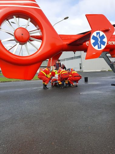 Accident de muncă la o fabrică din judeţul Arad/ Unui tânăr i-a fost smuls bratul din umăr, de o presă de rulare/ A intervenit elicopterul SMURD
