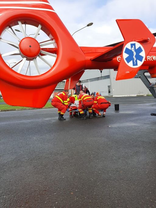 Accident de muncă la o fabrică din judeţul Arad/ Unui tânăr i-a fost smuls bratul din umăr, de o presă de rulare/ A intervenit elicopterul SMURD
