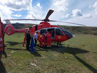 Vaslui: Copil de 4 ani, electrocutat după ce ar fi atins firele unei instalaţii improvizate / Copilul a fost transportat cu elicopterul la Iaşi  