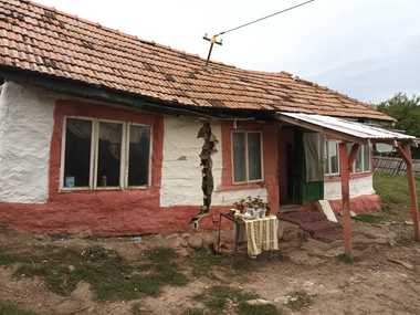 Buzău: O alunecare de teren reactivată a rupt în două o casă/ Familia, relocată în module container - FOTO
