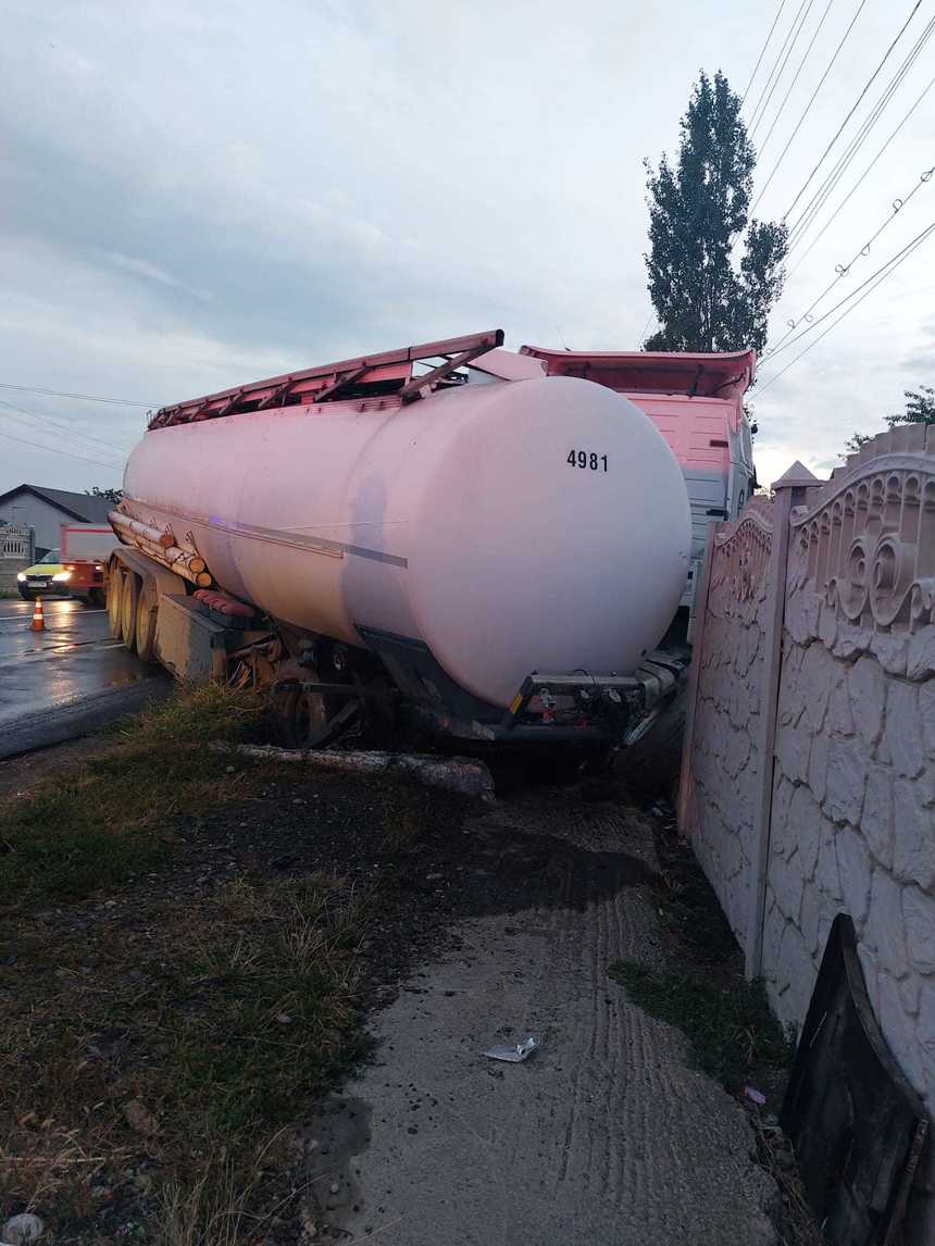 UPDATE - Buzău: Cisternă cu motorină, implicată într-un accident pe DN 2 (E 85)/ Traficul se desfăşoară pe un singur sens