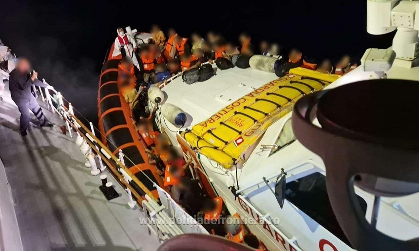 Poliţiştii de frontieră români au salvat 147 de persoane, aflate la bordul unui iaht avariat, în Marea Mediterană/ Operaţiunea de salvare, îngreunată din cauza condiţiilor meteo nefavorabile - FOTO
