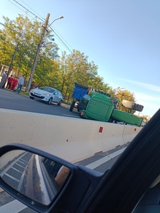Trafic îngreunat pe DN 1, între Bucureşti şi Ploieşti, după ce un tractor cu două remorci încărcate cu porumb s-a răsturnat - FOTO
