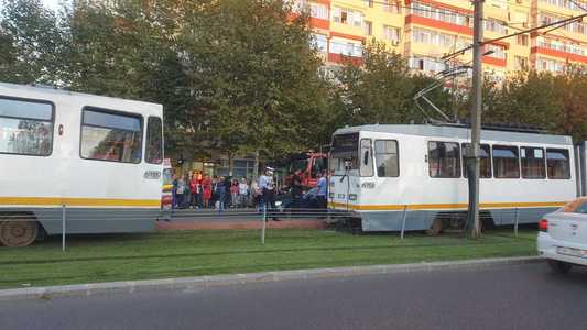 UPDATE - Accident între două tramvaie, în Capitală. Primele date arată că trei persoane au nevoie de îngrijiri medicale/ Două femei, transportate la spital - FOTO, VIDEO
